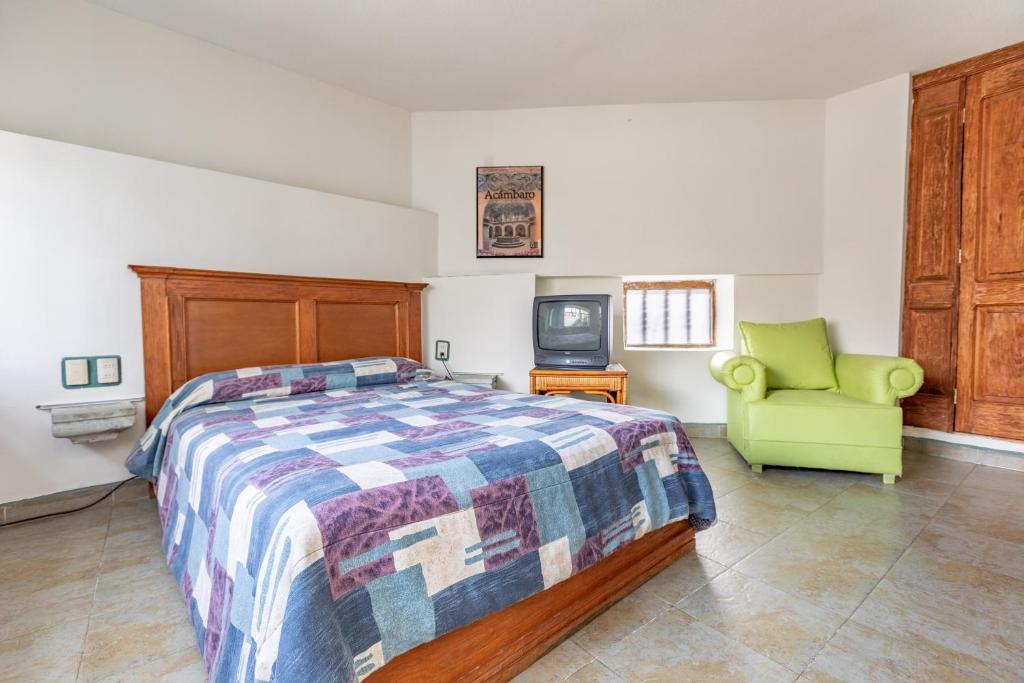 A bed or beds in a room at Hospedaje Del Campanero 19
