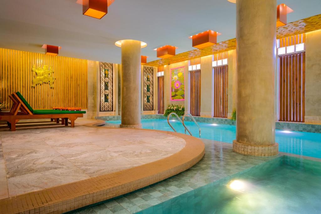 Bazén v ubytování Ta Prohm Hotel & Spa nebo v jeho okolí