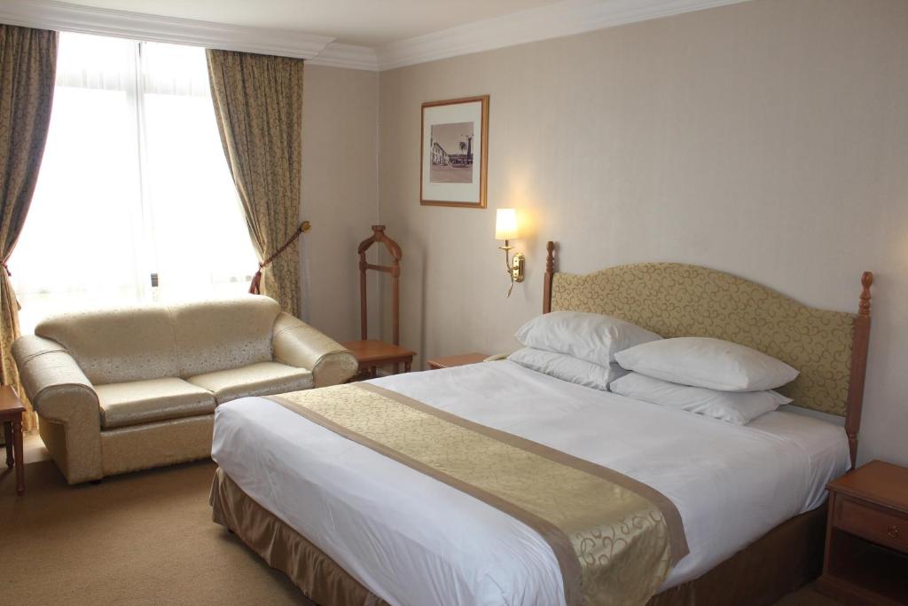 Postel nebo postele na pokoji v ubytování Merdeka Palace Hotel & Suites