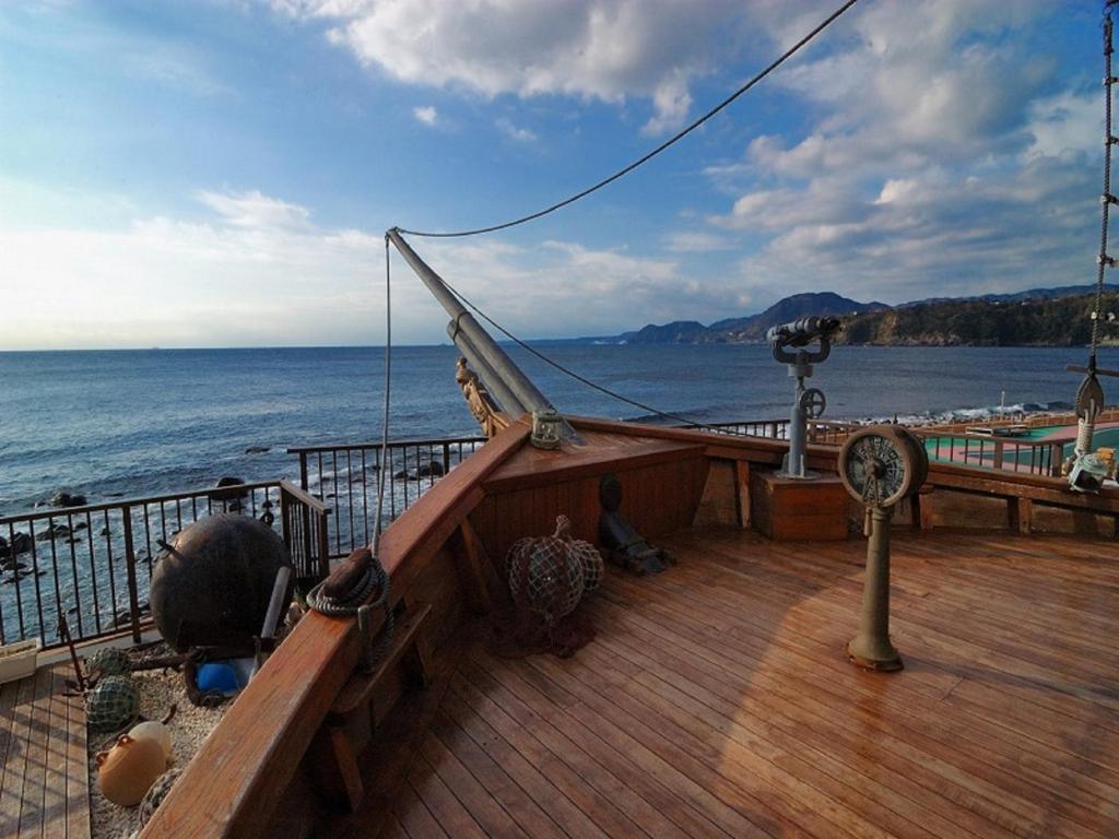 a deck of a boat with a view of the ocean at Inatori Tokai Hotel Yuen in Higashiizu