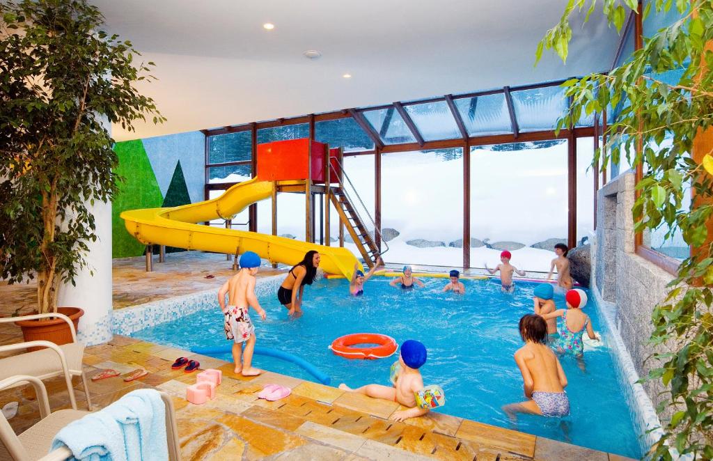Bazén v ubytování Carlo Magno Hotel Spa Resort nebo v jeho okolí