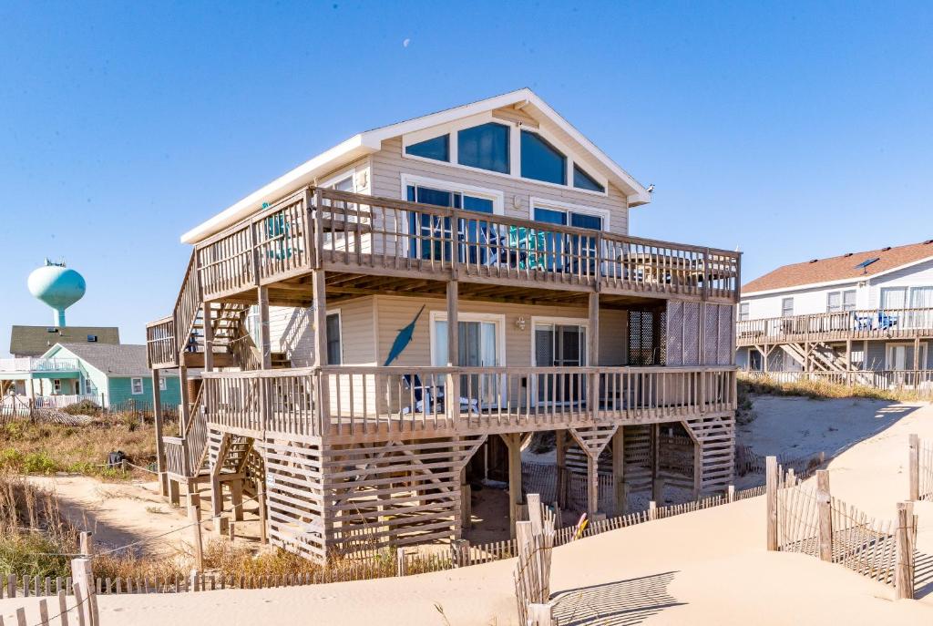 une maison construite en rondins sur la plage dans l'établissement Aqua Dreams, à Whalebone