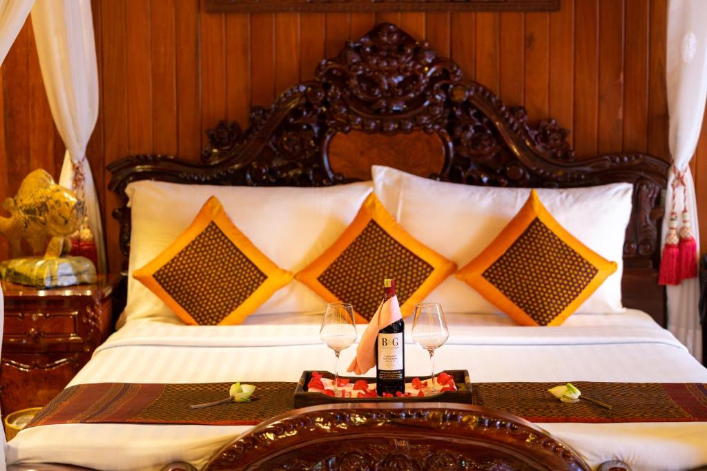 Postel nebo postele na pokoji v ubytování Ta Prohm Hotel & Spa