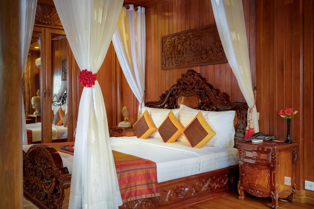 Postel nebo postele na pokoji v ubytování Ta Prohm Hotel & Spa