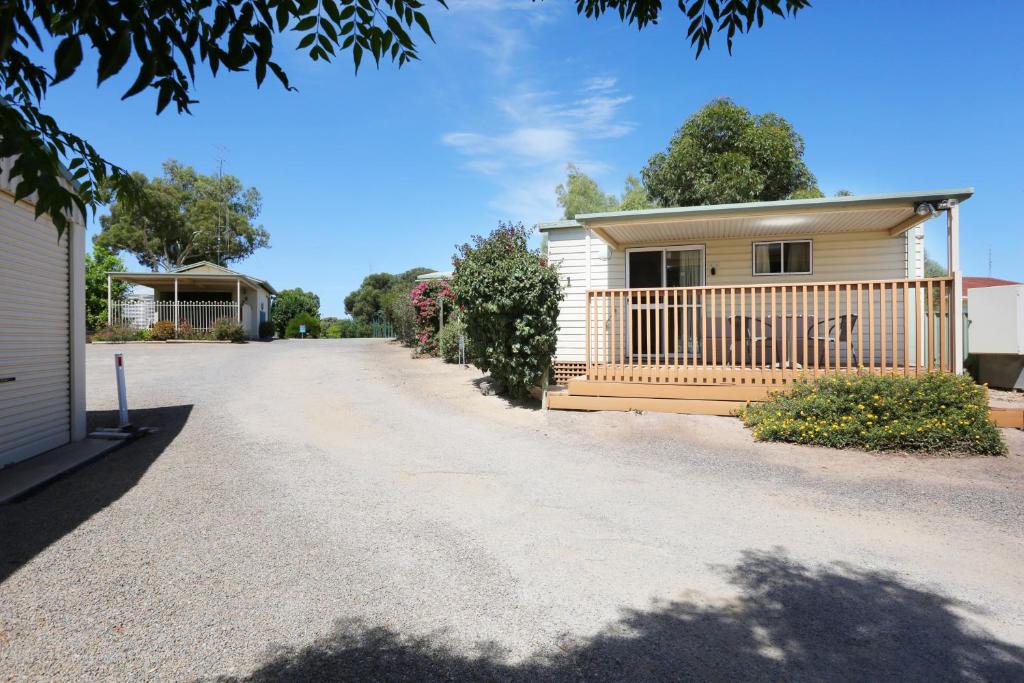 a road leading to a house with a porch at Moonta Bay Accommodation in Port Moonta