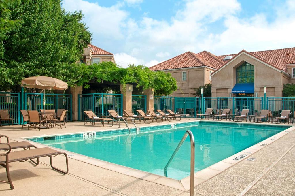 Bazén v ubytování Hyatt House Dallas Addison nebo v jeho okolí