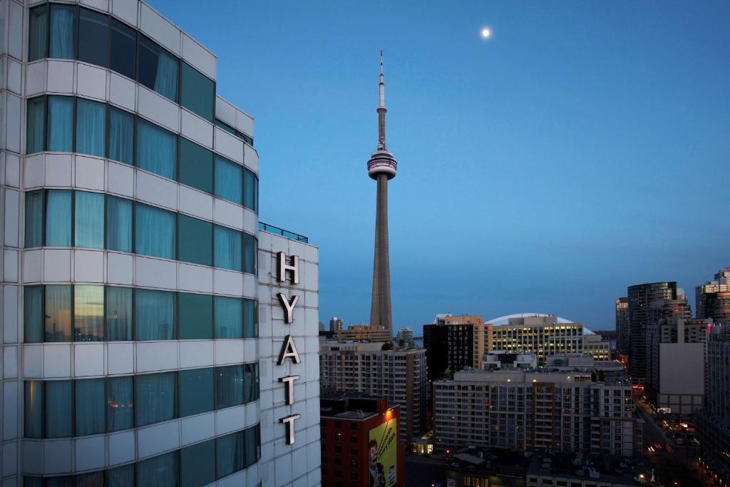 a view of the toronto skyline with the cn tower at Hyatt Regency Toronto in Toronto