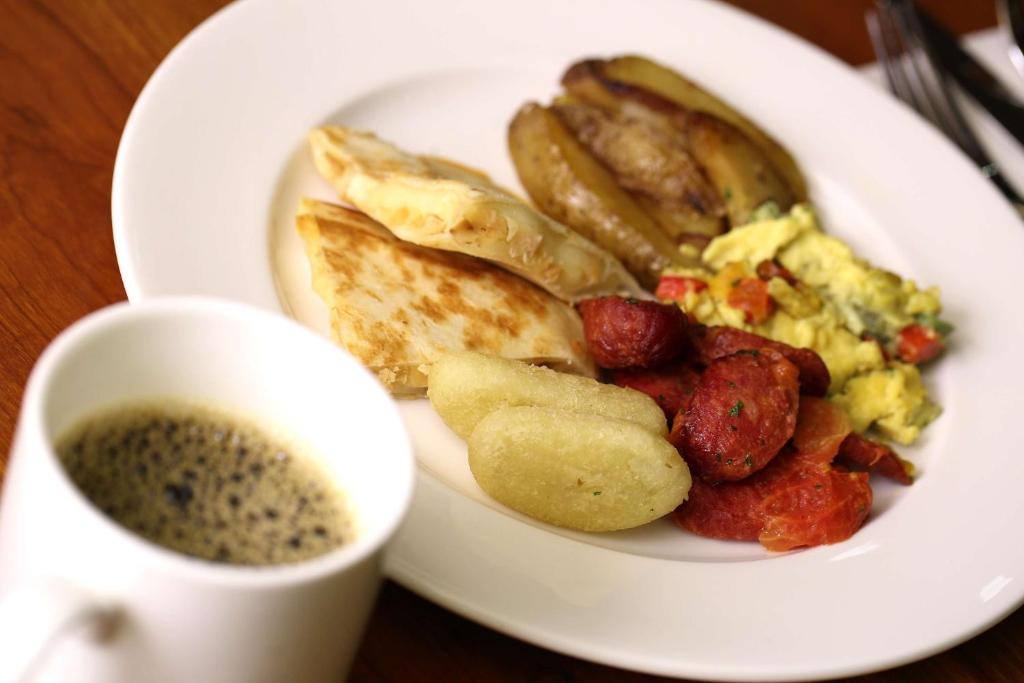 ホテルの敷地内または近くでの食事または食べ物
