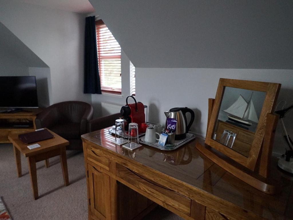Příslušenství pro přípravu čaje a kávy v ubytování Trotternish B&B