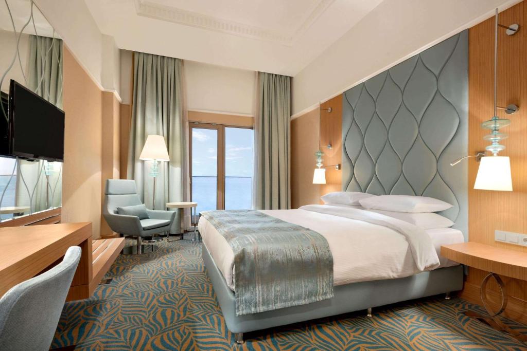 um quarto de hotel com uma cama e uma secretária em TRYP by Wyndham Izmit em Cocaeli