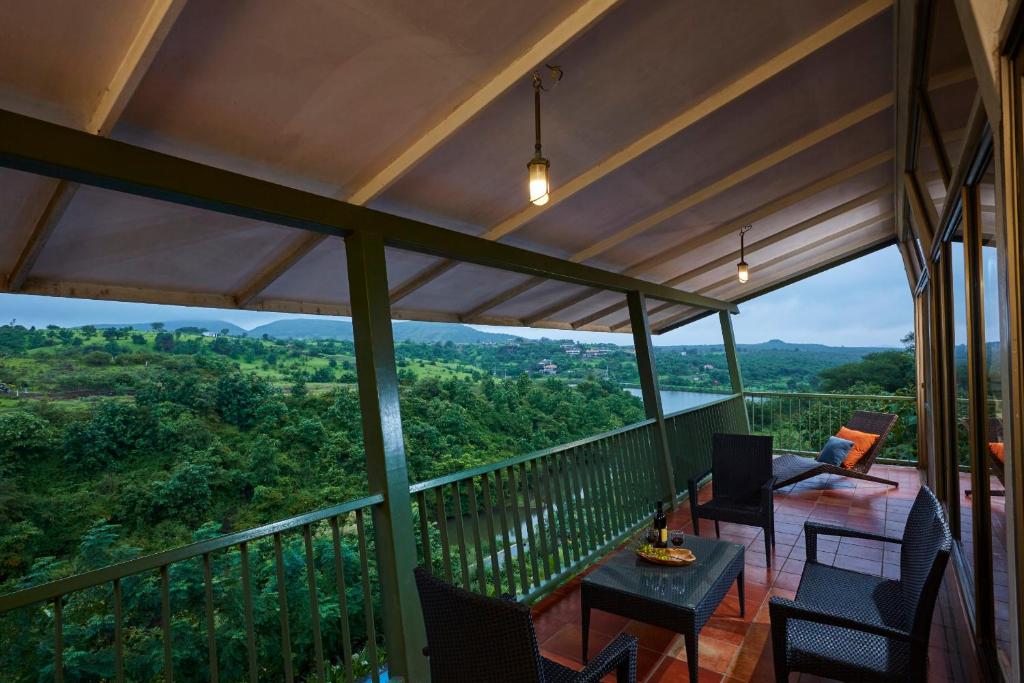 Balkón nebo terasa v ubytování Grape County Eco Resort & Spa, Nashik
