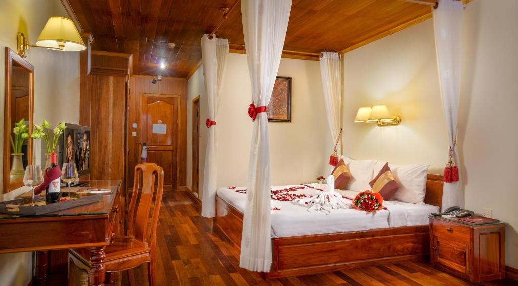 Postel nebo postele na pokoji v ubytování Ta Prohm Hotel & Spa