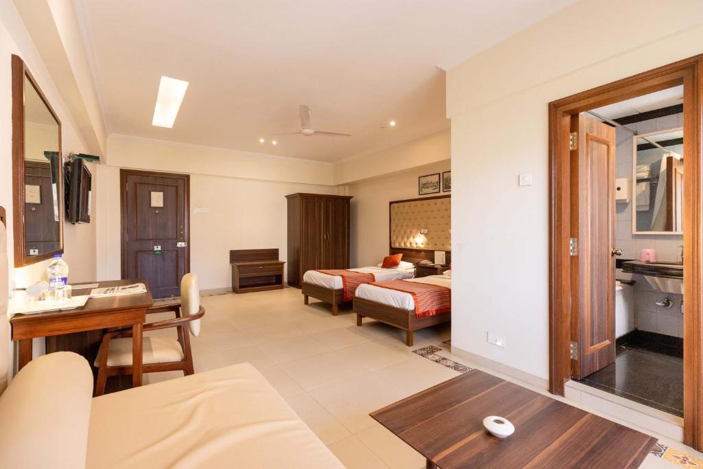 Postel nebo postele na pokoji v ubytování West End Hotel Opp Bombay Hospital