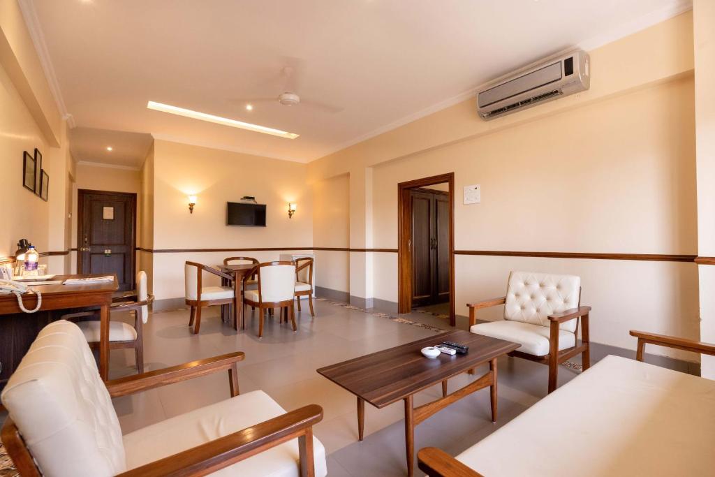 TV a/nebo společenská místnost v ubytování West End Hotel Opp Bombay Hospital