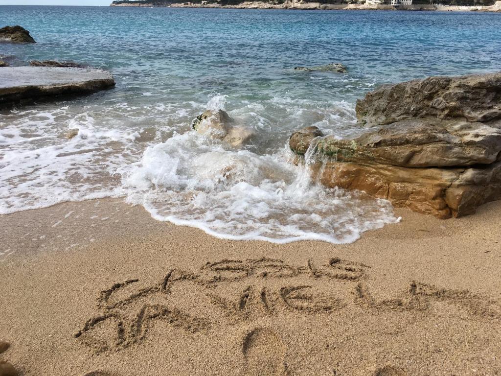 un message écrit dans le sable sur la plage dans l'établissement Cassis Ma Vie Là, à Cassis