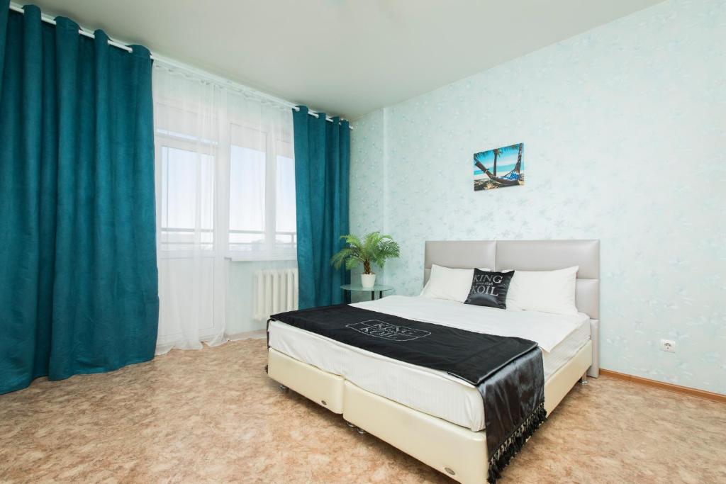 ニジニ・ノヴゴロドにあるApartment Na Belinskogo 11/66 Parkの青い壁のベッドルーム1室(大型ベッド1台付)