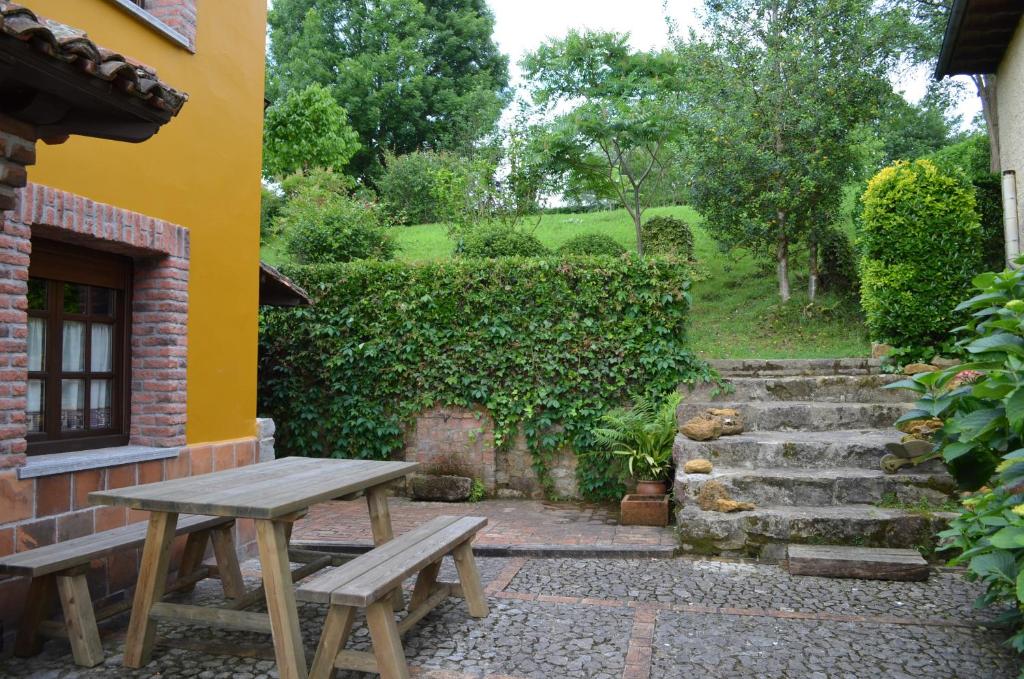A garden outside Casa Rural El Bellucu