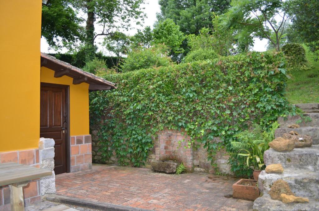 A garden outside Casa Rural El Bellucu