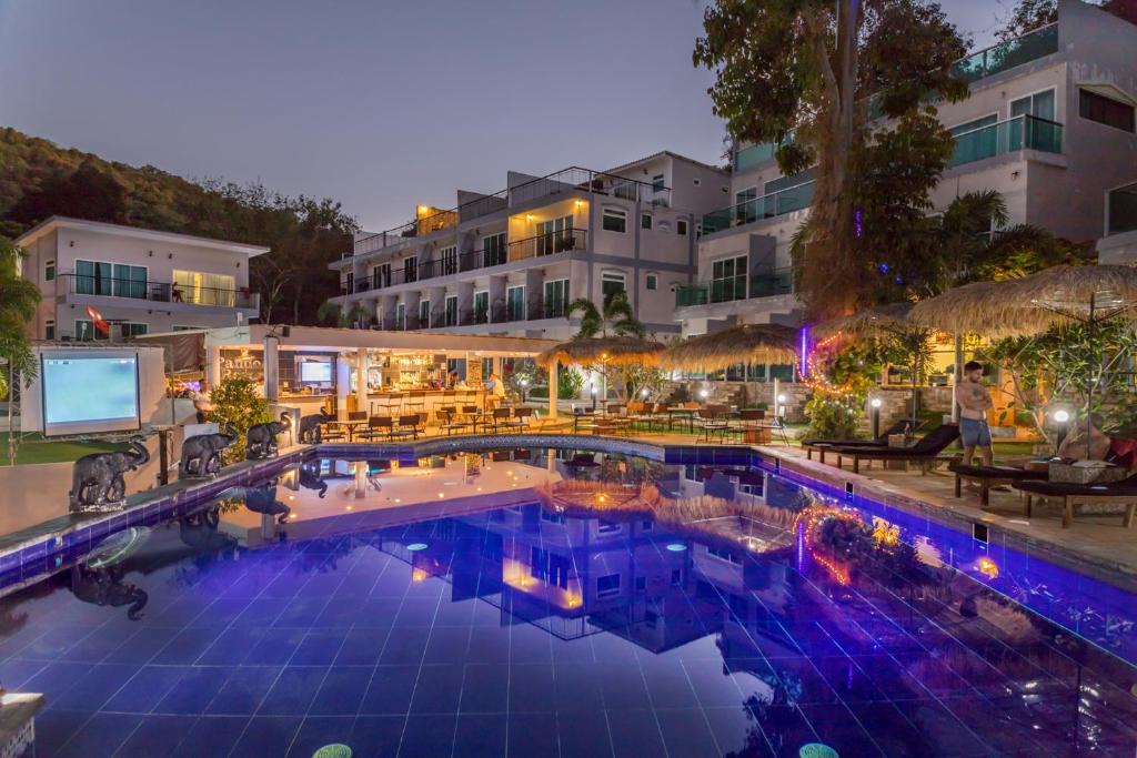 una gran piscina con un hotel en el fondo en Pandora, en Ko Samed