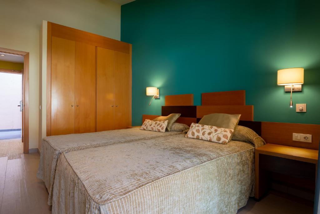 A bed or beds in a room at Apartamentos Cordial Mogán Valle