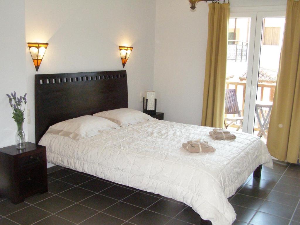 A bed or beds in a room at To Ktima tis Matinas