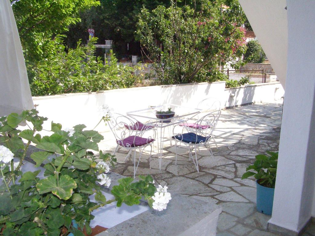 A garden outside To Ktima tis Matinas
