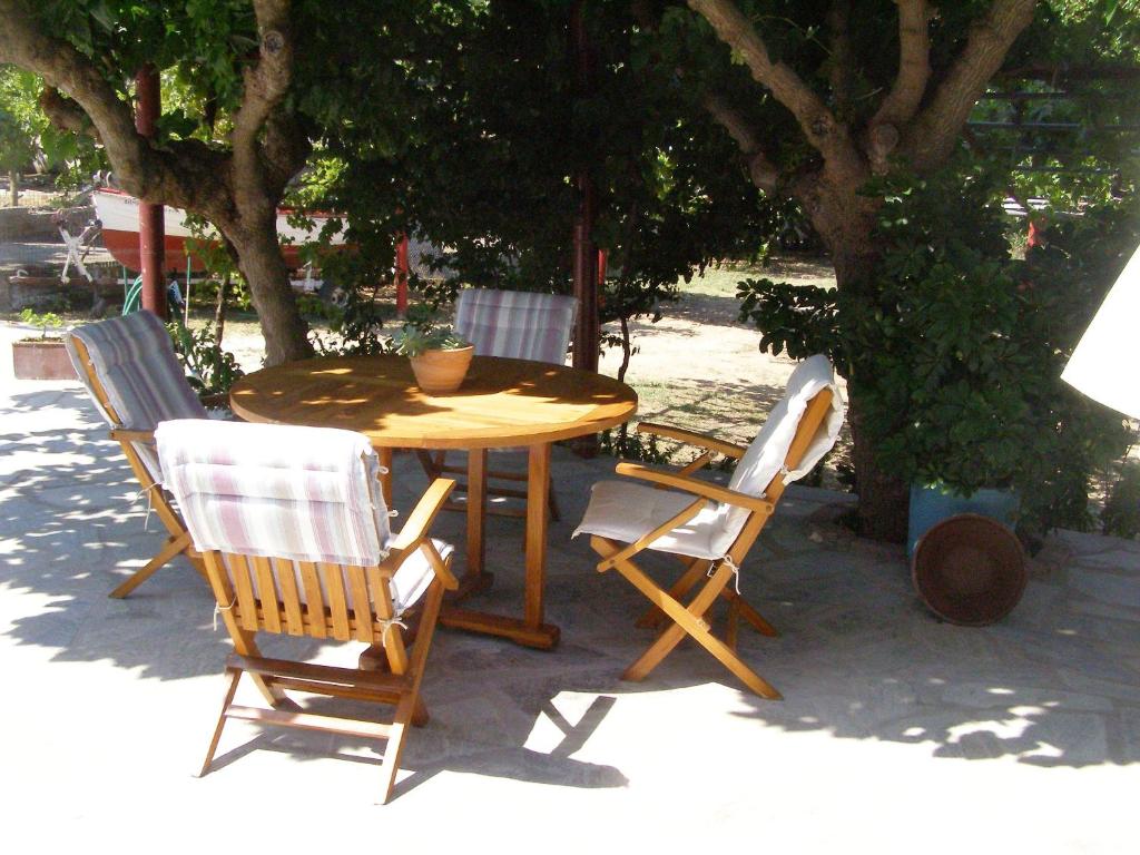 A garden outside To Ktima tis Matinas