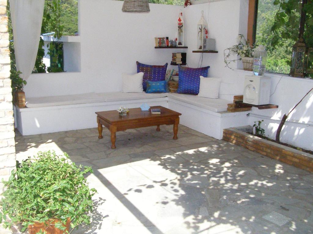 A seating area at To Ktima tis Matinas