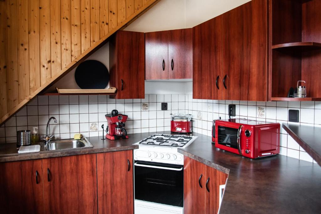 Kuchnia lub aneks kuchenny w obiekcie Hetényi Apartmanház és Birtok