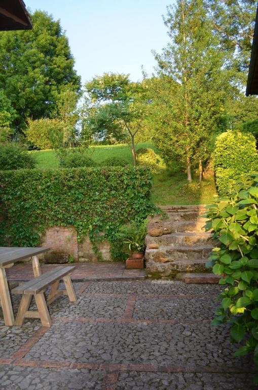 A garden outside Casa Rural El Bellucu