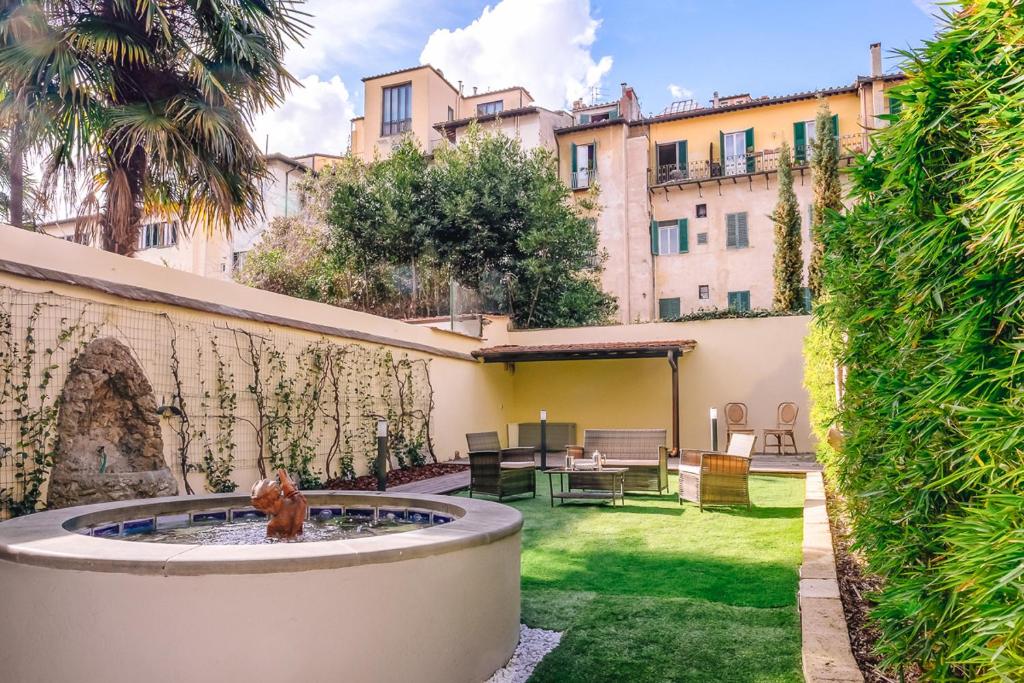 a courtyard with a fountain in the middle of a yard at Appartamento la Ninfea in Florence