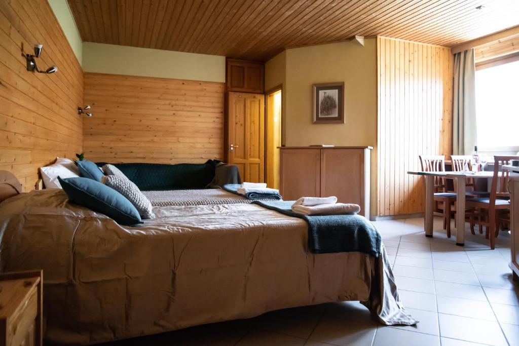 Łóżko lub łóżka w pokoju w obiekcie Hetényi Apartmanház és Birtok