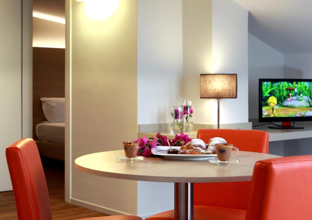 jadalnia ze stołem i talerzem jedzenia w obiekcie Hotel Colonne w mieście San Giovanni Rotondo