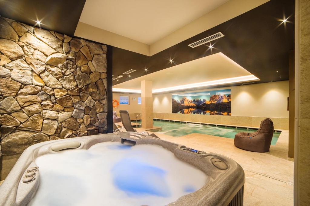 The swimming pool at or close to Hotel Cime D'Oro