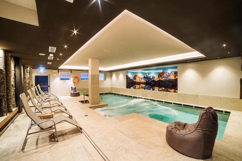 The swimming pool at or close to Hotel Cime D'Oro