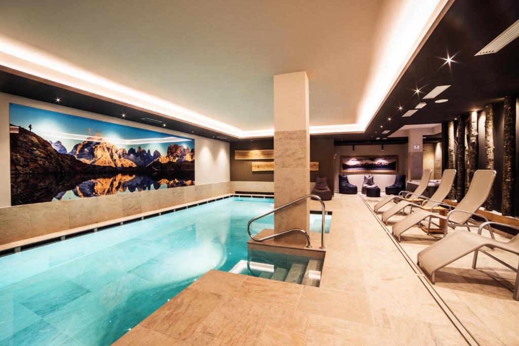 The swimming pool at or close to Hotel Cime D'Oro