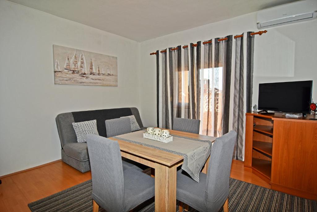TV a/nebo společenská místnost v ubytování Apartman Nina