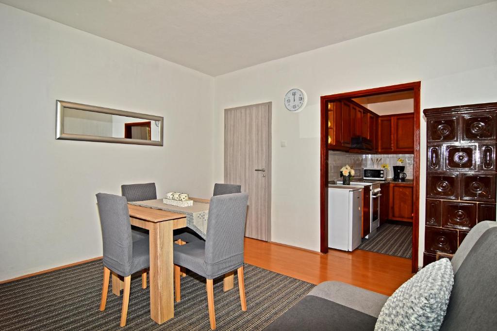 Kuchyň nebo kuchyňský kout v ubytování Apartman Nina