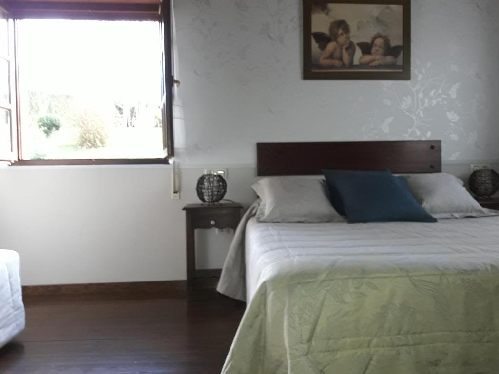 A bed or beds in a room at Casa Rural El Bellucu