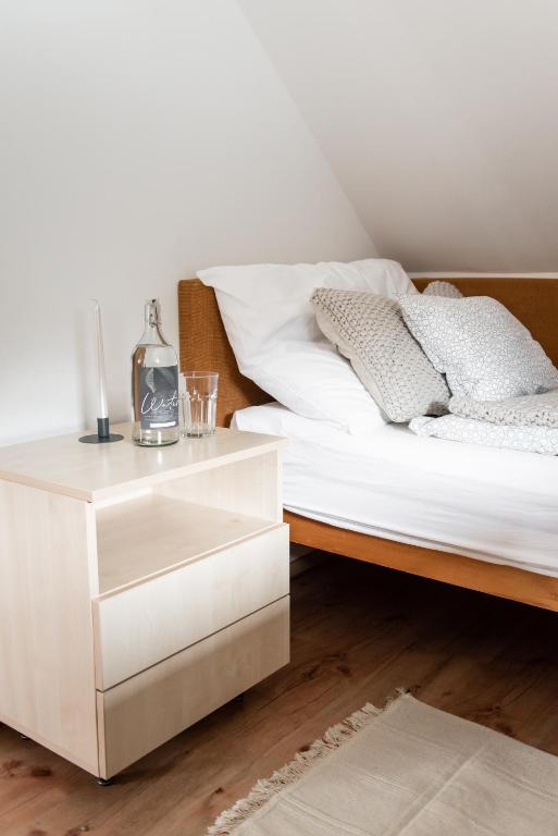 Łóżko lub łóżka w pokoju w obiekcie Hetényi Apartmanház és Birtok