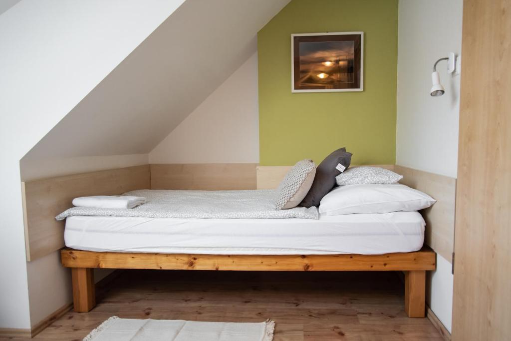 Łóżko lub łóżka w pokoju w obiekcie Hetényi Apartmanház és Birtok