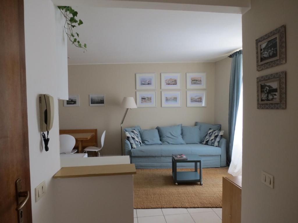 sala de estar con sofá azul y mesa en Volare...oh...oh en Cernobbio