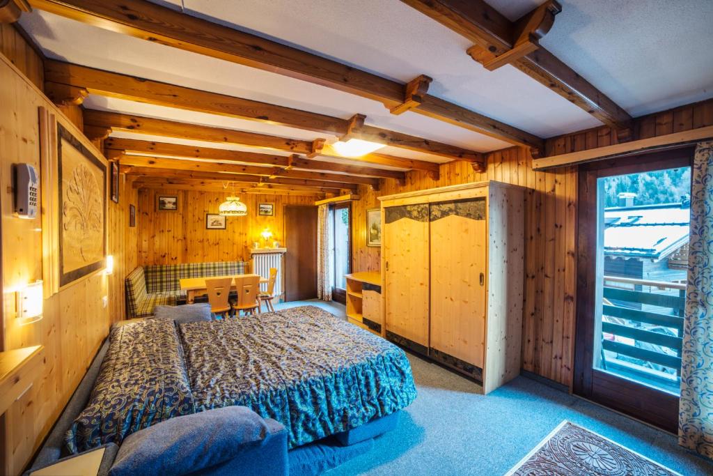 A bed or beds in a room at Hotel Cime D'Oro