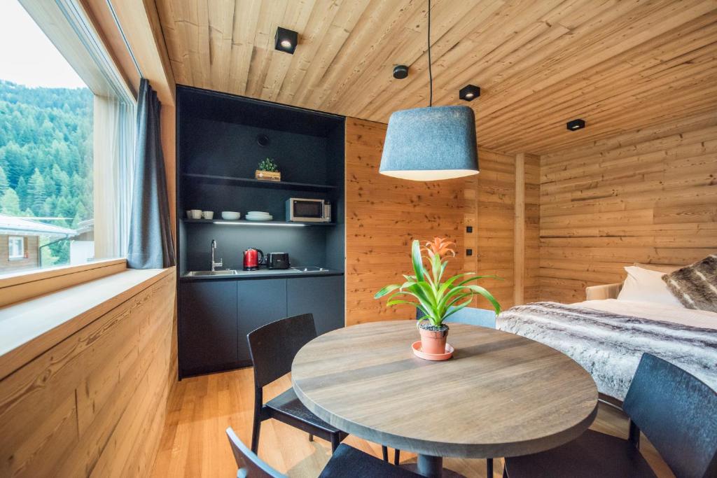 Postel nebo postele na pokoji v ubytování Riffelalp Lodge