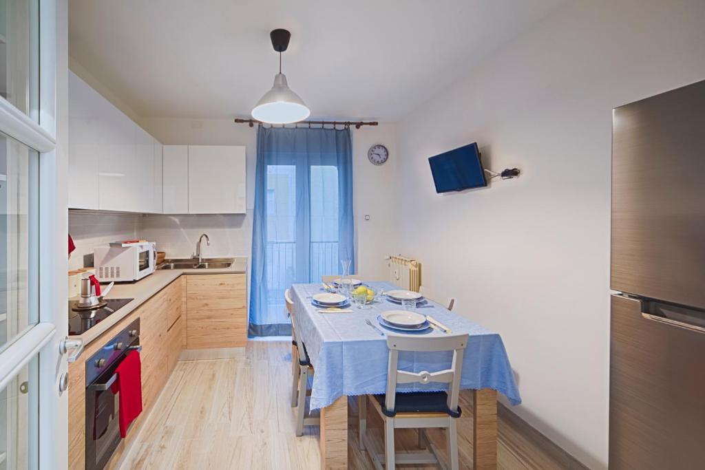 una cocina con mesa y mantel azul. en Elegant Pol's Loft, en Trieste