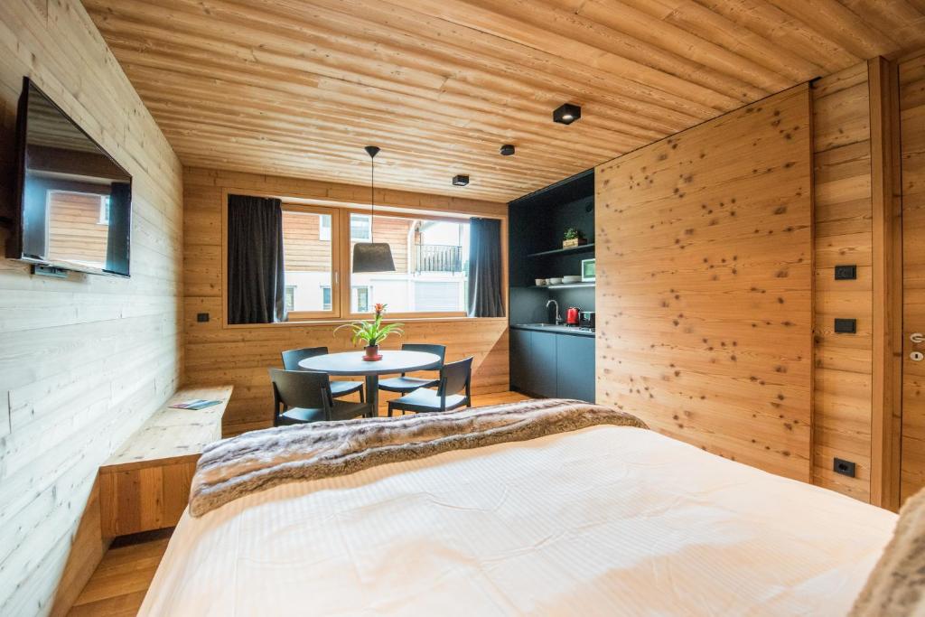Postel nebo postele na pokoji v ubytování Riffelalp Lodge