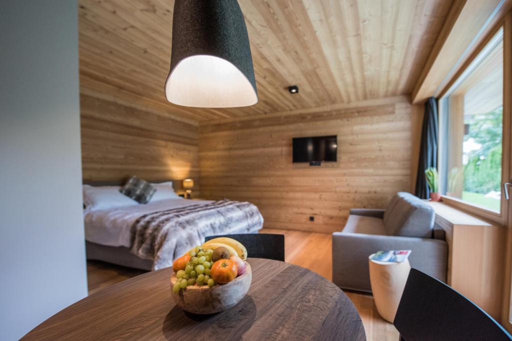 Postel nebo postele na pokoji v ubytování Riffelalp Lodge