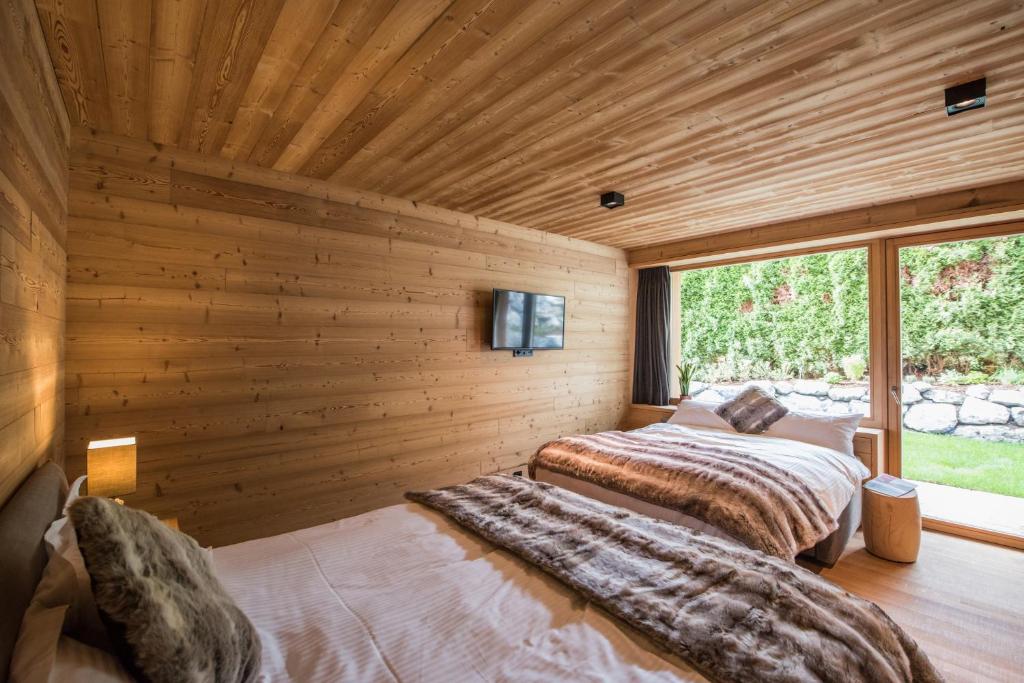 Postel nebo postele na pokoji v ubytování Riffelalp Lodge