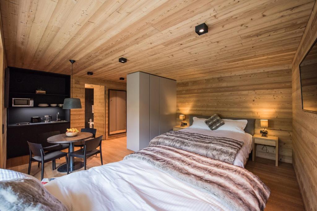 Postel nebo postele na pokoji v ubytování Riffelalp Lodge