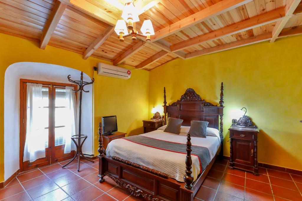 Cama o camas de una habitación en Hotel Las Palmeras by Vivere Stays